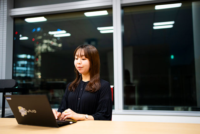 真剣な面持ちでPCをみつめるREIKA
