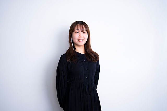 白壁をバックにポーズを決めるREIKA