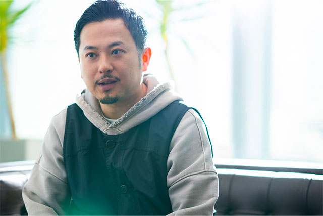 真剣な面持ちで語るTAKAYUKI