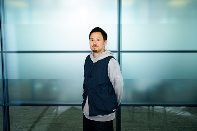 後ろ手を組み、ポーズを決めるTAKAYUKI