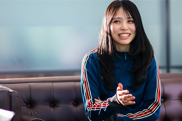 紺色と赤色のジャージを着たYUI