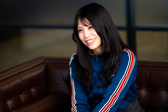 笑顔を浮かべるYUI
