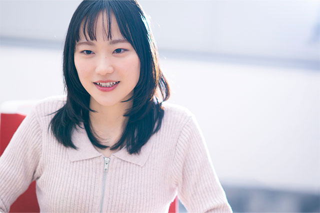 ピンクのトップスを着たYUKA