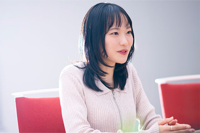真剣な表情で話すYUKA