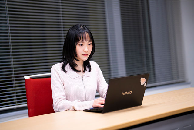 真剣な面持ちでPCに向かうYUKA