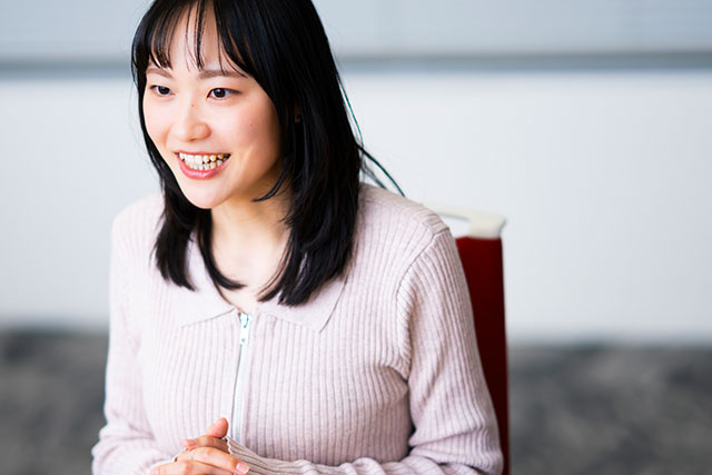 笑顔で話すYUKA