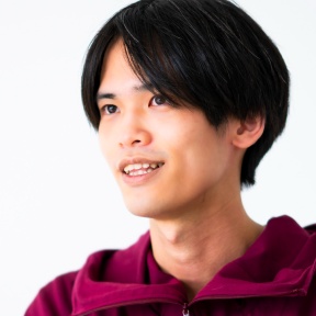 微笑んでいる加藤慈英