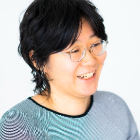 微笑んでいる松原明香