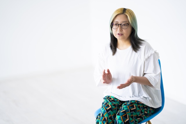 手振りを交えながら真剣に語る田中怜奈