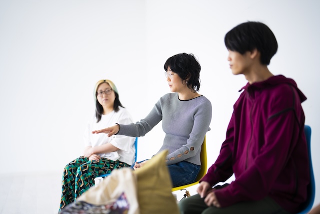 左奥から手前に向かって田中、松原、加藤氏が並んで語り合っている