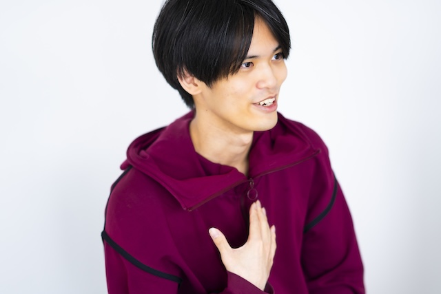 微笑みながら話す加藤慈英氏