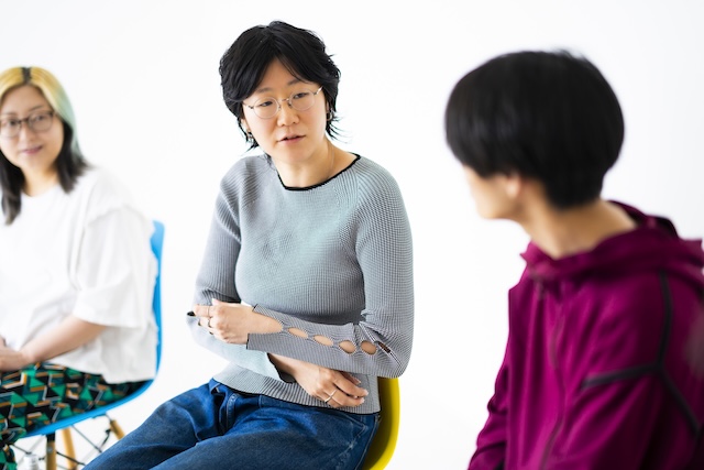 左奥から田中、松原が加藤氏の話に耳を傾けている