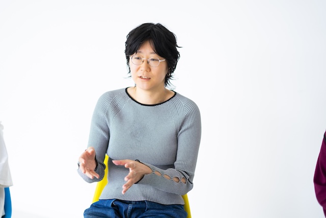 手振りを交えて話す松原