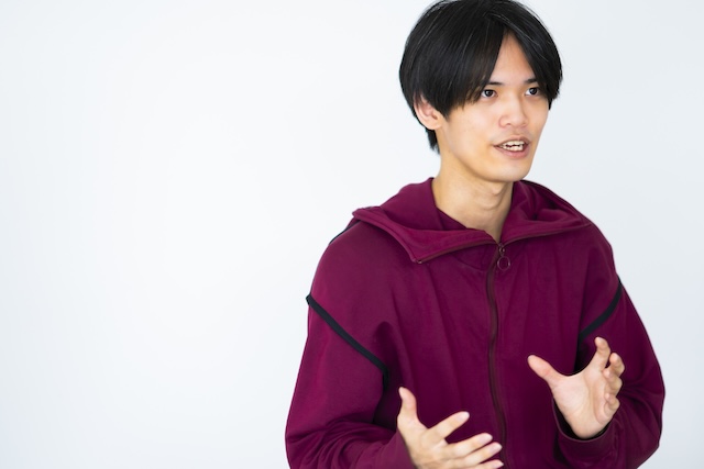 手振りを交えて真剣な表情で話す加藤氏
