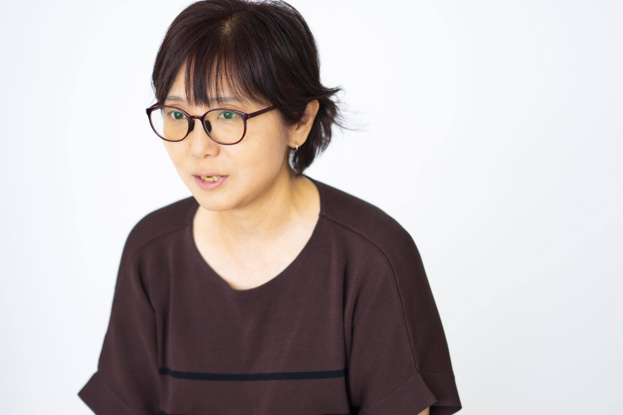 真剣な表情で話す村上