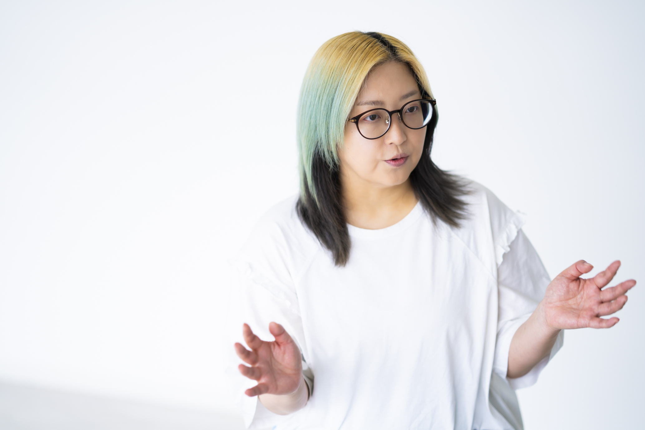 真剣な表情で話す田中