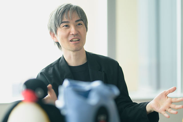 黒いジャケットを着た大仁田弘志