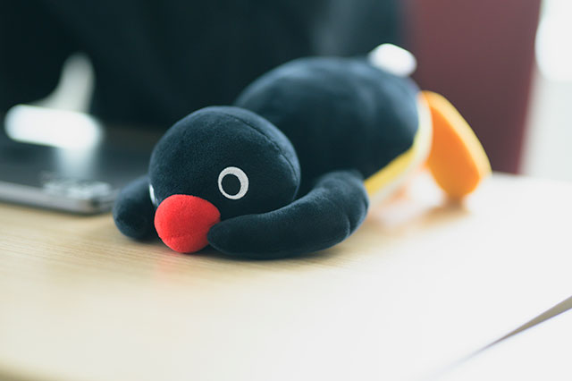 寝そべっているピングーのぬいぐるみ