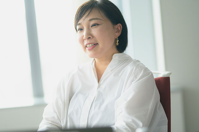 柔らかい表情でピングーの魅力について語る白石佑佳