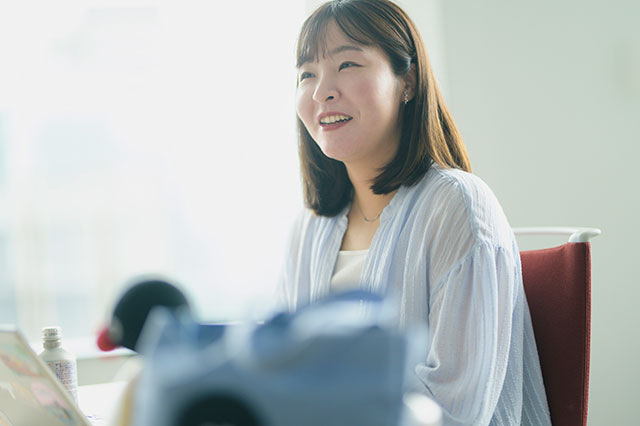 笑顔で話す田中春奈