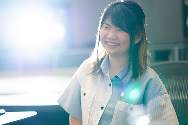 笑顔をみせる杉下真奈美