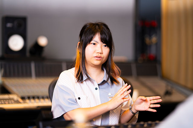 手で表しながら話す杉下真奈美