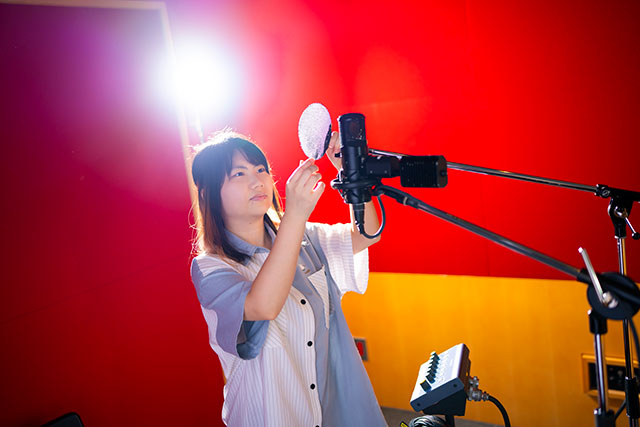 レコーディング機材をセッティングする杉下真奈美