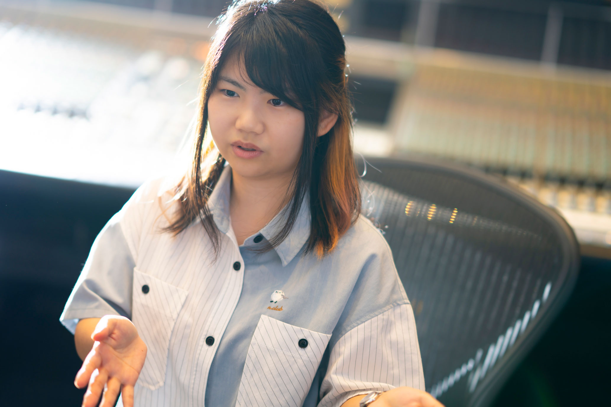 真剣な表情で話す杉下真奈美