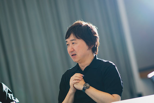 手振りを交えて話す宇佐美