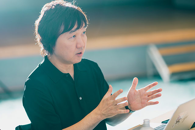 手振りを交えて話す宇佐美
