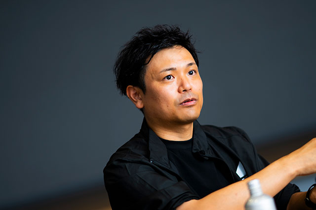 真剣な表情で話す小倉