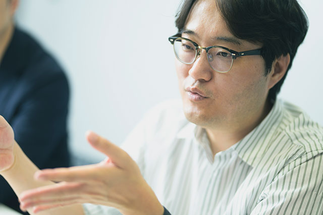 身振り手振りで話すイ・ソンホ氏