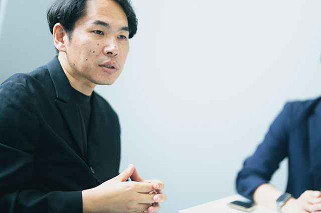 真剣な表情で話す所