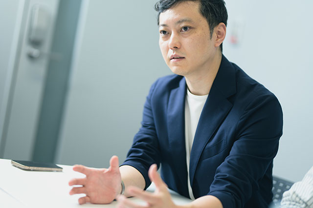 身振り手振りで話す吉岡
