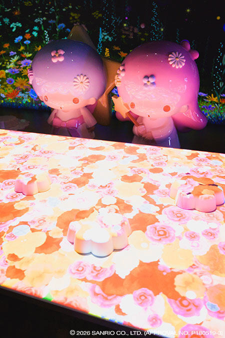 「Garden」にあるテーブルに映し出されるサンリオキャラクターズ