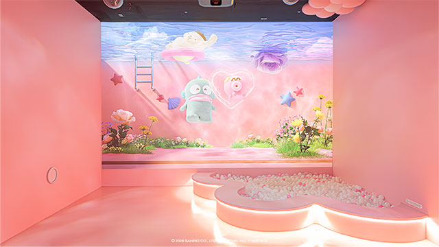 友だちのさゆりと楽しそうに泳ぐハンギョドンが見られる「Swimming Pool」
