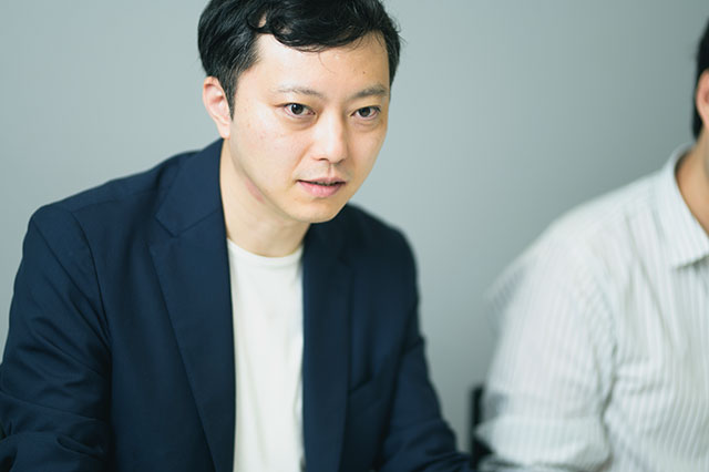 真剣な表情で話す吉岡