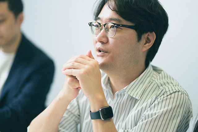 身振り手振りで話すイ・ソンホ氏