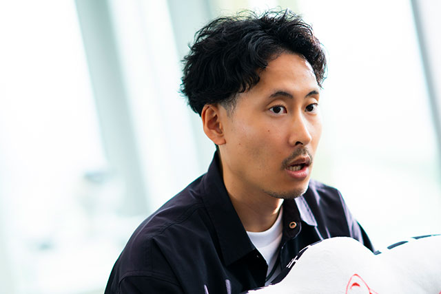 黒いシャツを着た沖田頼人