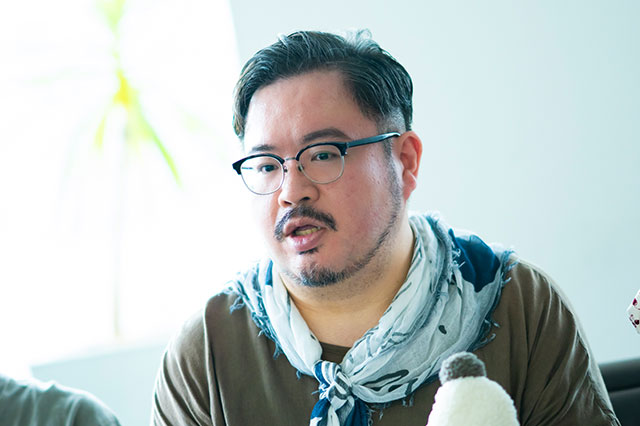 首にスカーフをまいた今井清貴