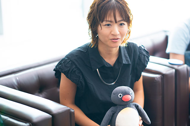 膝の上にピングーをのせて話す池内侑香