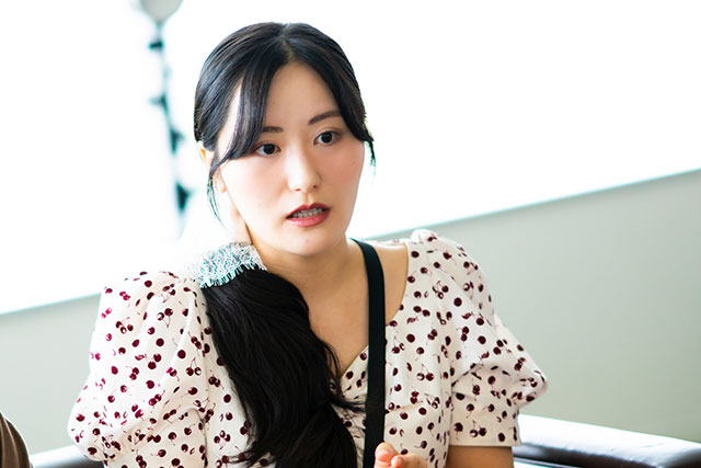 真剣な表情で話す中平青知杏