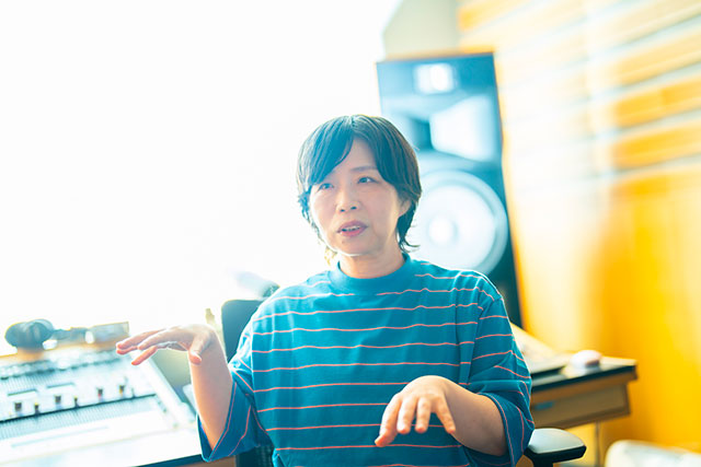 手で表現しながら話す石橋香