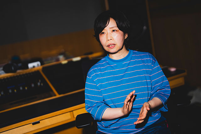 真剣なまなざしで語る石橋香